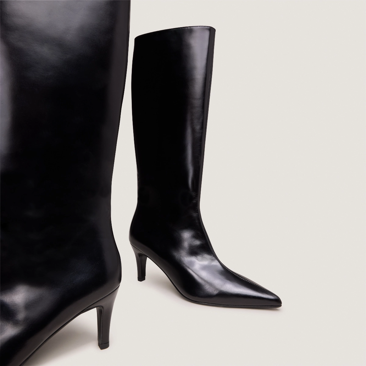 Thin-Heeled Pointed-Toe Boots in black leather | DIEMA