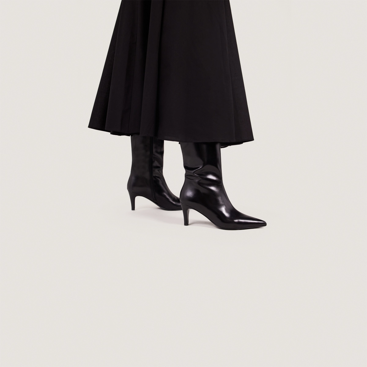 Thin-Heeled Pointed-Toe Boots in black leather | DIEMA