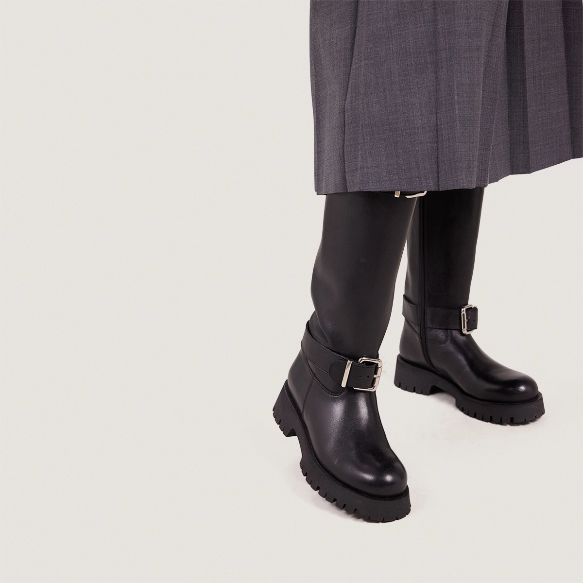 Slouchy Boots in black leather | DONE