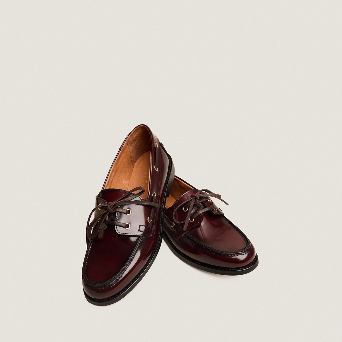 Loafers with laces In shiny burgendy leather | AULGA