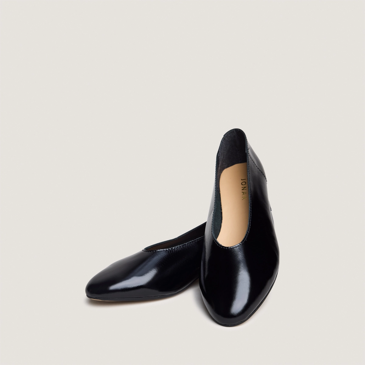 Ballet flats with low heels and rounded toes in black patent crinkled leather | NATALIA