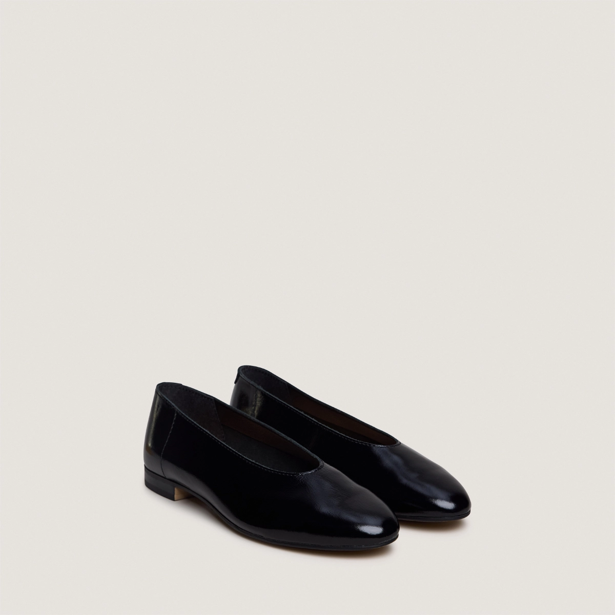 Ballet flats with low heels and rounded toes in black patent crinkled leather | NATALIA