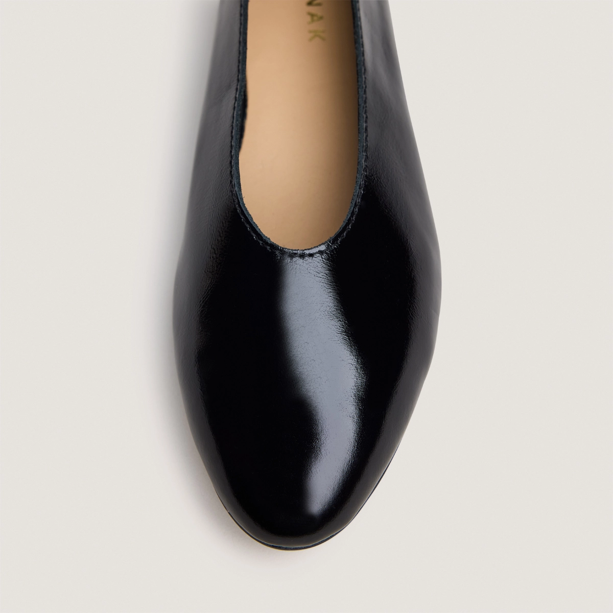 Ballet flats with low heels and rounded toes in black patent crinkled leather | NATALIA