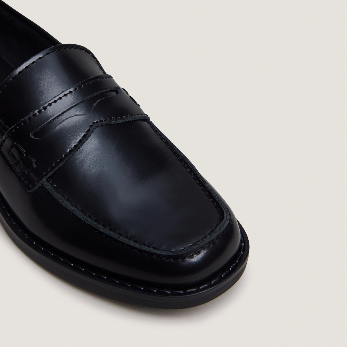 Square-toe loafers in black glossy leather | NAOMIE
