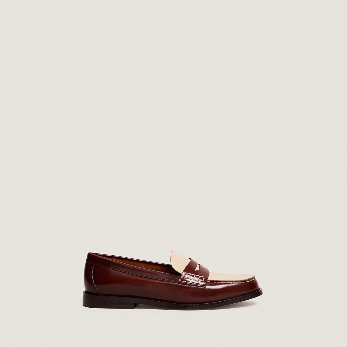 Loafers with pinched platform soles in brown and ecru glossy leather | AUDELYA