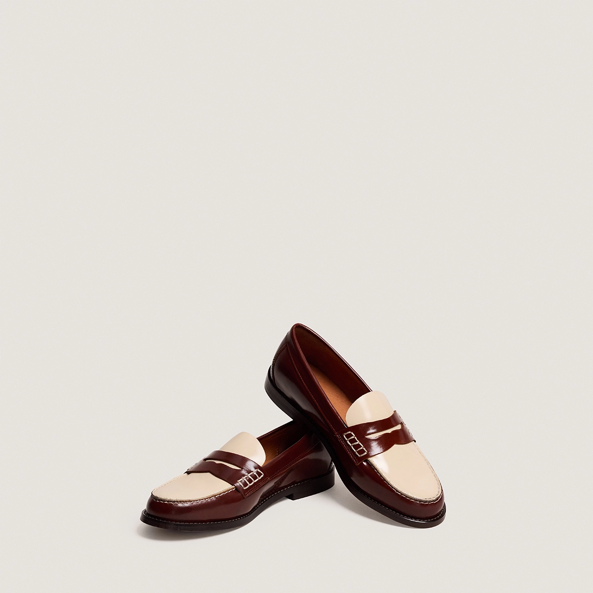Loafers with pinched platform soles in brown and ecru glossy leather | AUDELYA