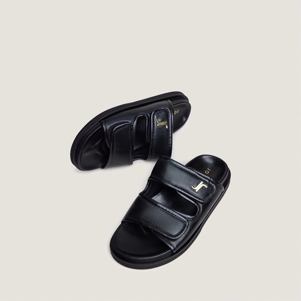 Monogrammed mules in black leather | WIN