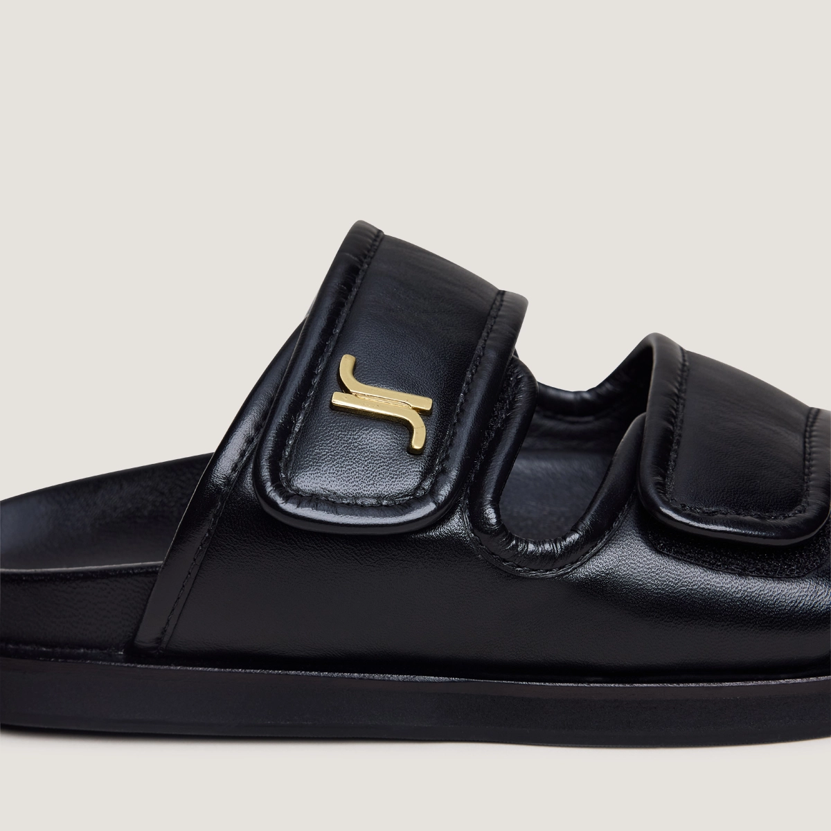 Monogrammed mules in black leather | WIN