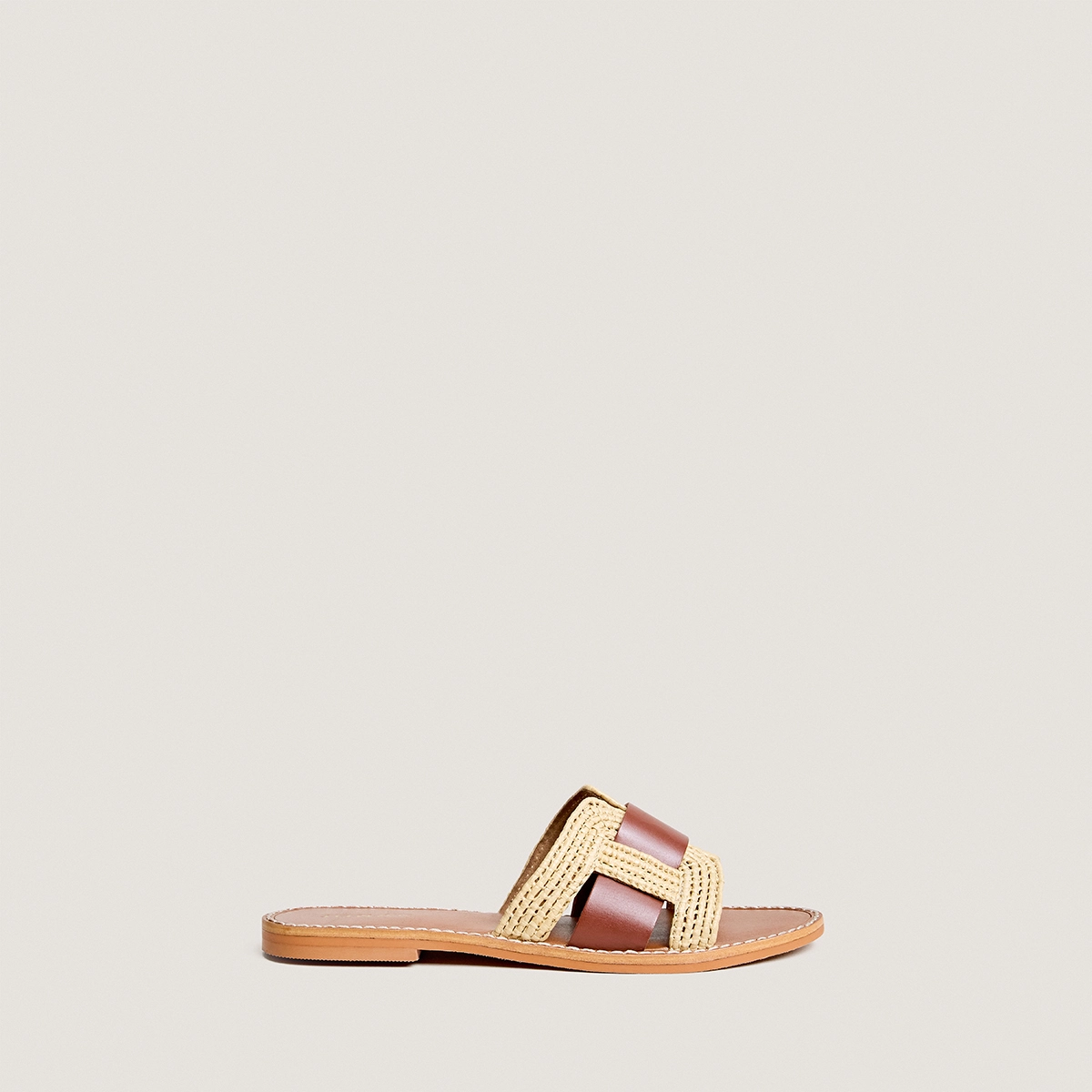 Flat sandals with wide straps in beige raffia and cognac leather | WILOU
