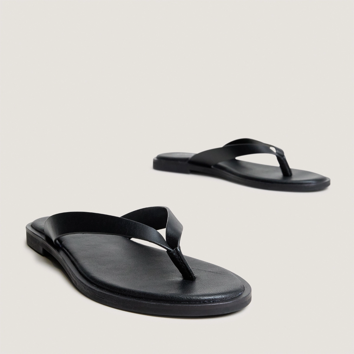 Thong sandals in black leather | WITTY