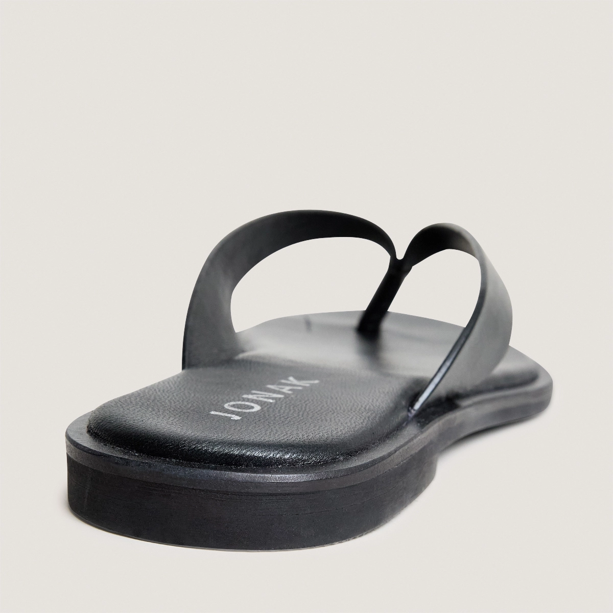 Thong sandals in black leather | WITTY
