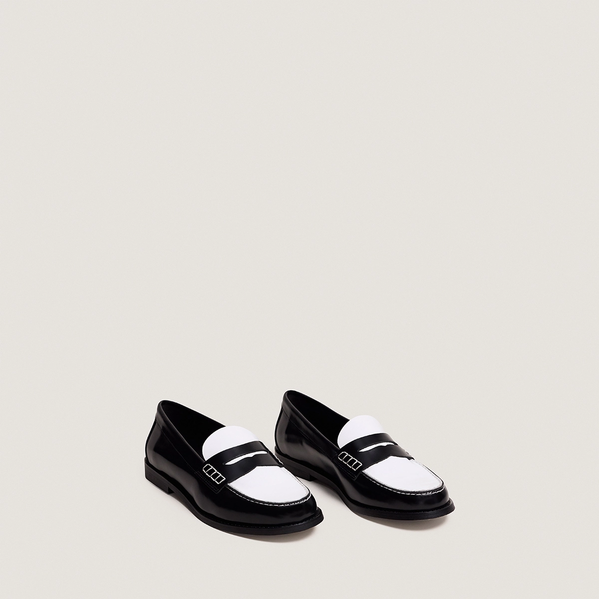 Penny loafers with a pinched platform in black and white patent leather | AUDELYA