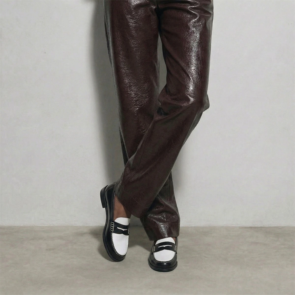 Penny loafers with a pinched platform in black and white patent leather | AUDELYA