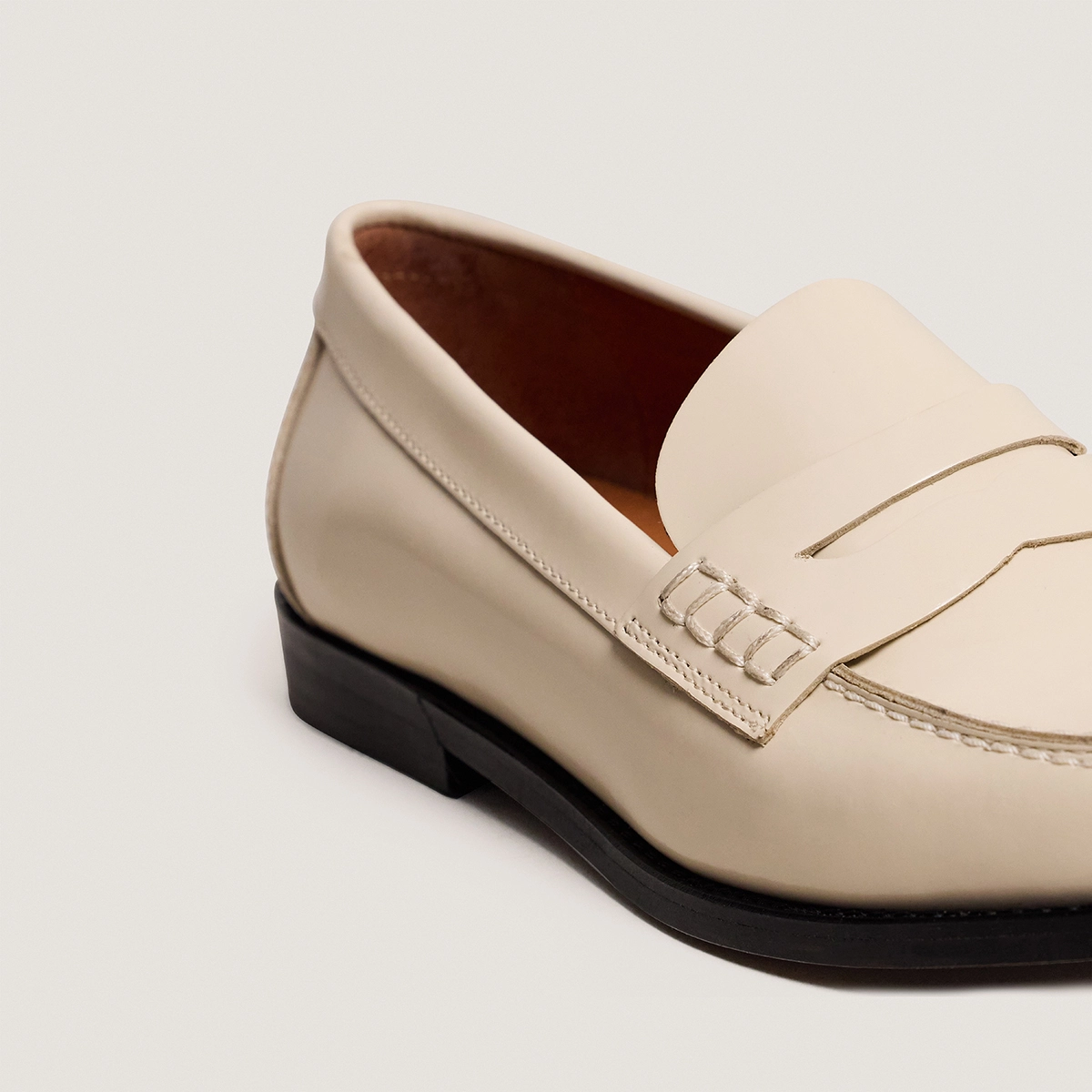 Penny loafers with a pinched platform in ivory patent leather| AUDELYA