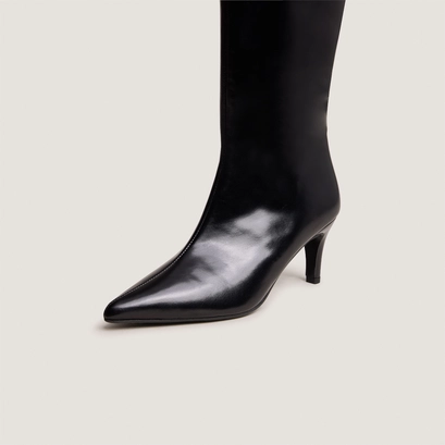 Thin-heeled pointed-toe boots in black leather | diema