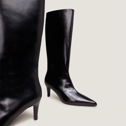 Thin-heeled pointed-toe boots in black leather | diema