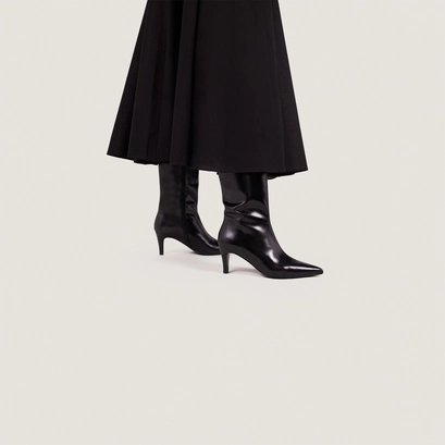 Thin-heeled pointed-toe boots in black leather | diema