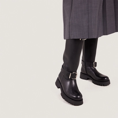 Slouchy boots in black leather | done