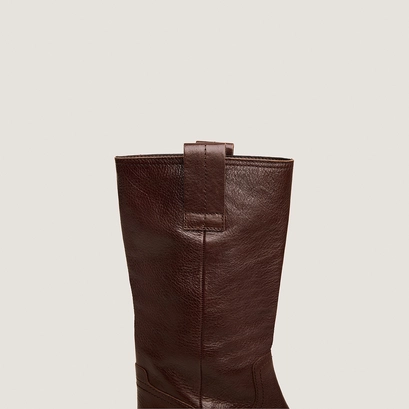 Round-toe boots in brown grained leather | bichette