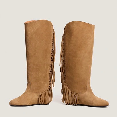 Fringed boots with round toes in dark beige suede | dalila