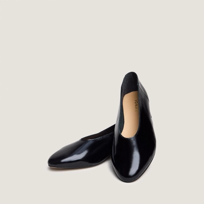 Ballet flats with low heels and rounded toes in black patent crinkled leather | natalia