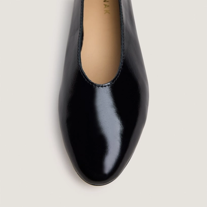 Ballet flats with low heels and rounded toes in black patent crinkled leather | natalia