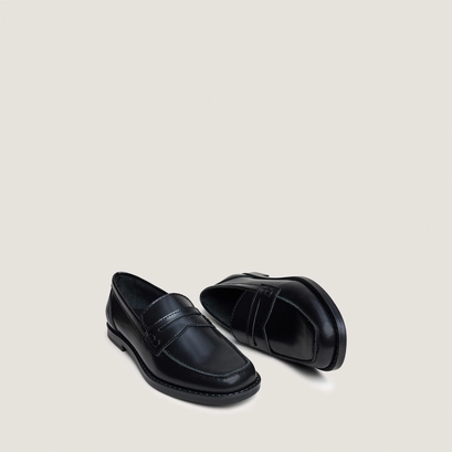 Square-toe loafers in black glossy leather | naomie