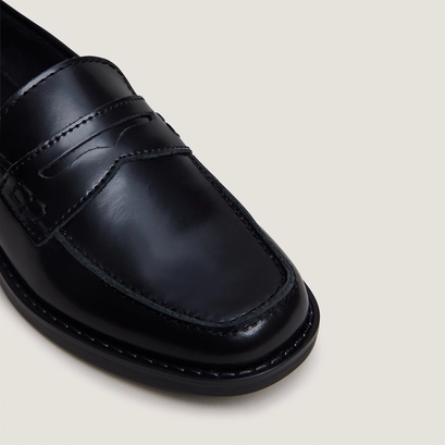 Square-toe loafers in black glossy leather | naomie