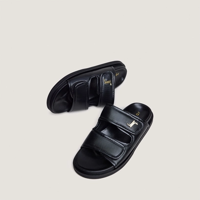 Monogrammed mules in black leather | win