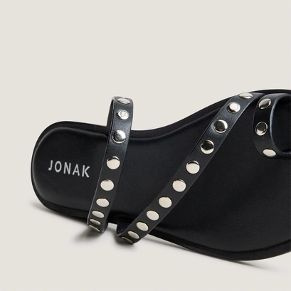 Flat sandals with thin straps in black leather | WICKET