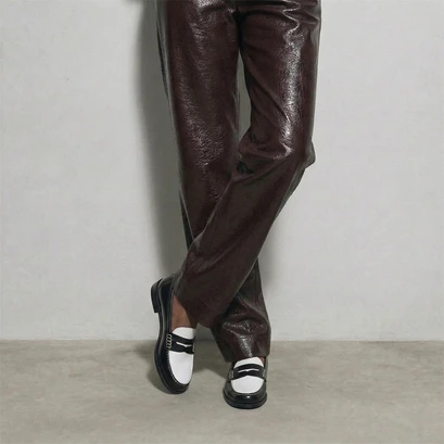 Penny loafers with a pinched platform in black and white patent leather | audelya