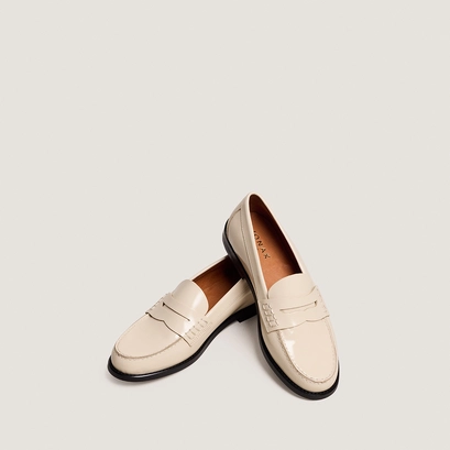 Penny loafers with a pinched platform in ivory patent leather| audelya