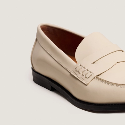 Penny loafers with a pinched platform in ivory patent leather| audelya