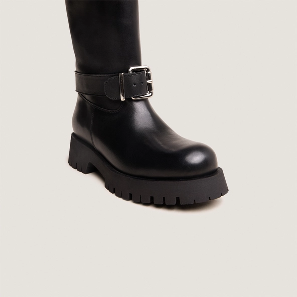 Slouchy Boots in black leather | DONE