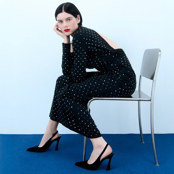 Pointed-Toe Slingback Pumps in black velvet | DRESSY
