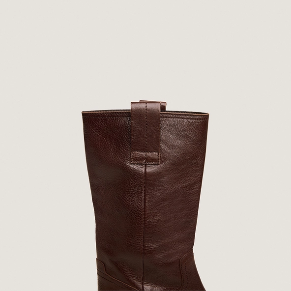 Round-toe boots in brown grained leather | BICHETTE