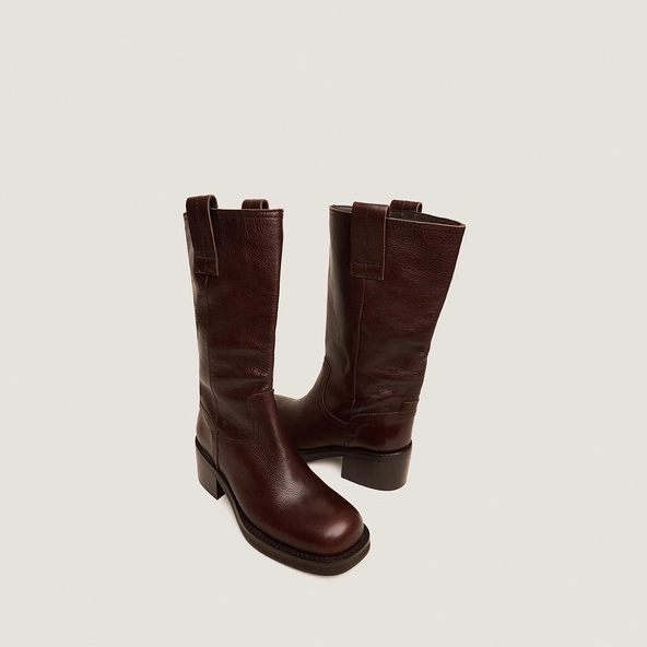 Round-toe boots in brown grained leather | BICHETTE