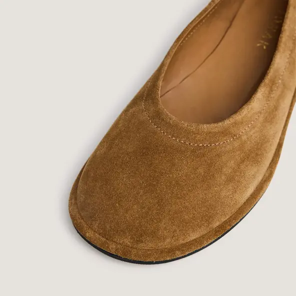 Round-toe ballet flats in tobacco suede | JANICE