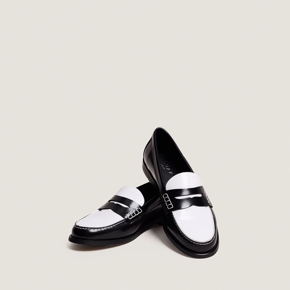 Penny loafers with a pinched platform in black and white patent leather | AUDELYA