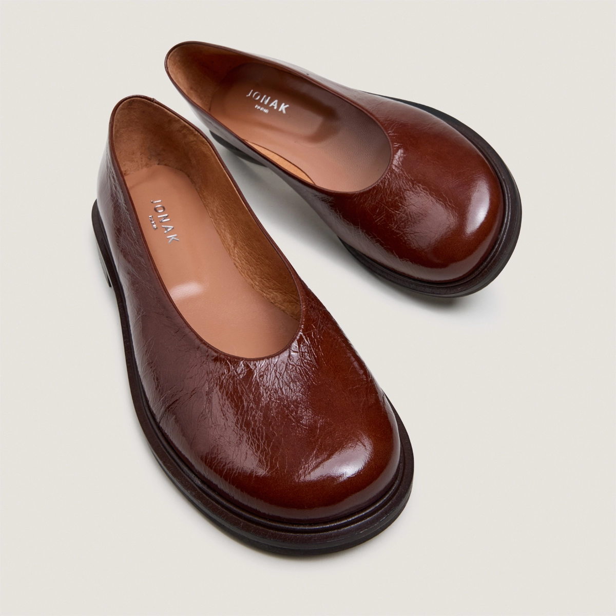 Small-heeled ballet flats with round toes in brown shiny leather | DAURELIA