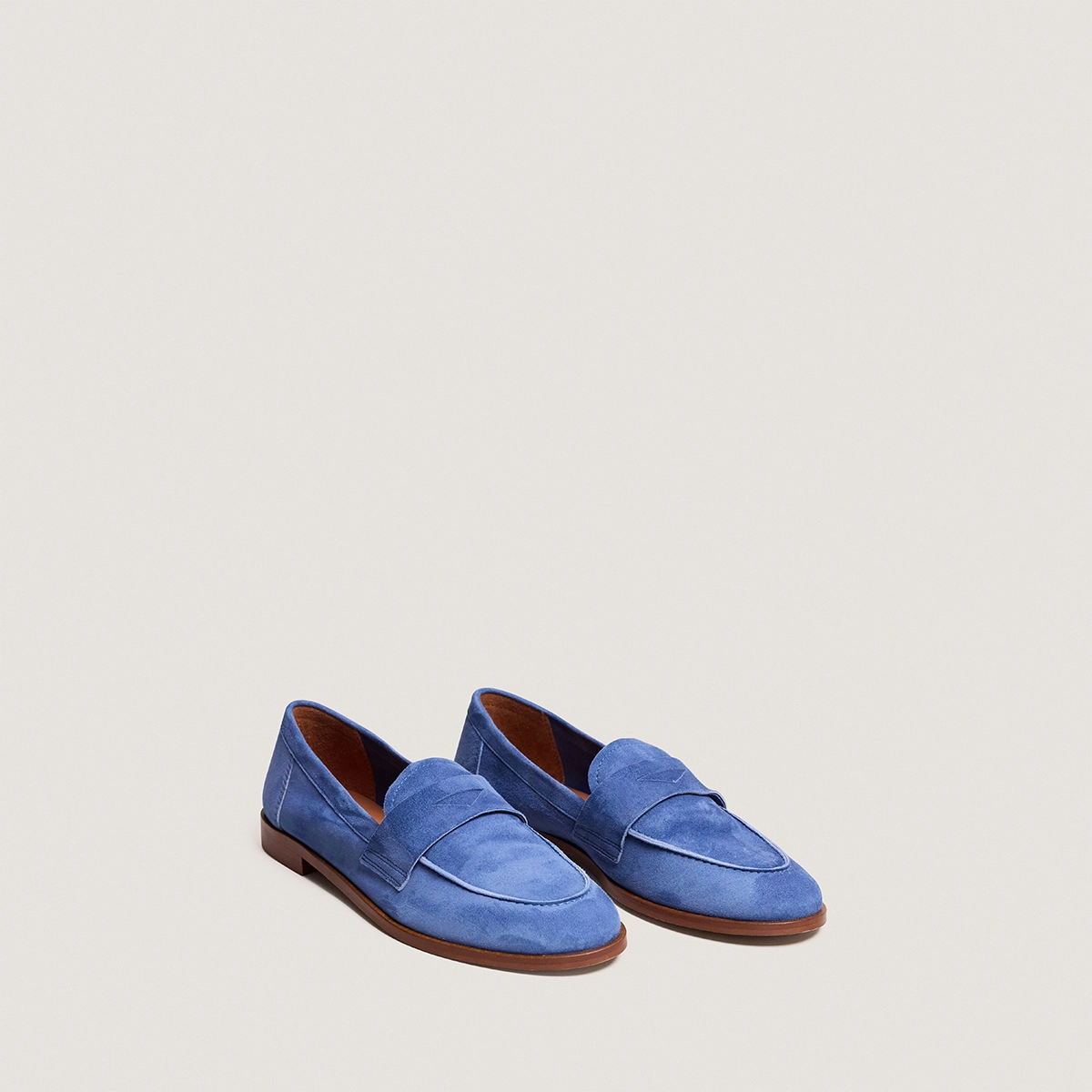 Round-toed loafers in steel blue suede | THELMA