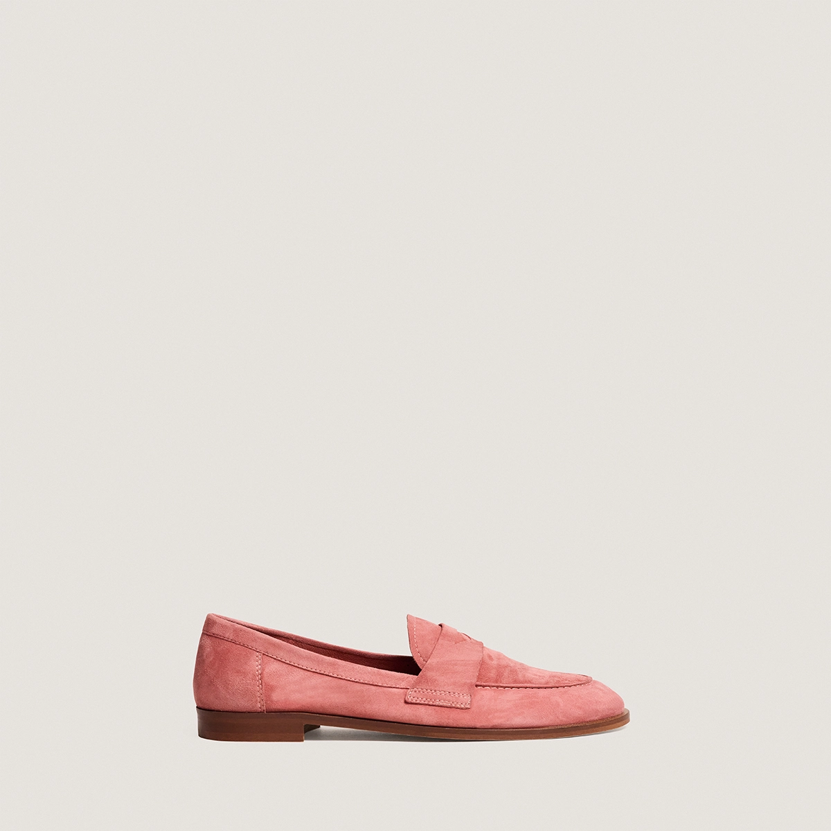 Round-toed loafers in dusty rose suede | THELMA