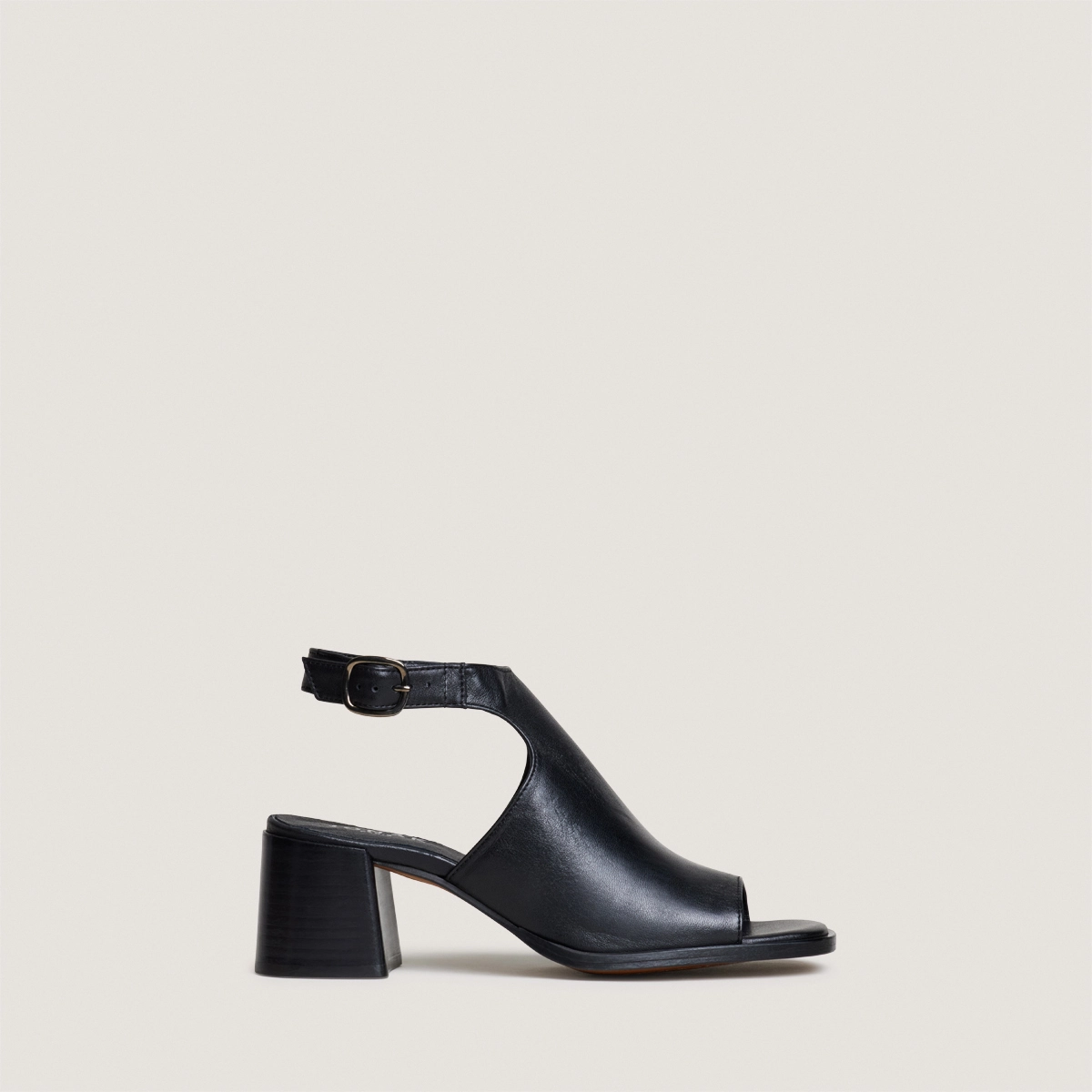 Heeled sandals with an open back in black leather | BENITA