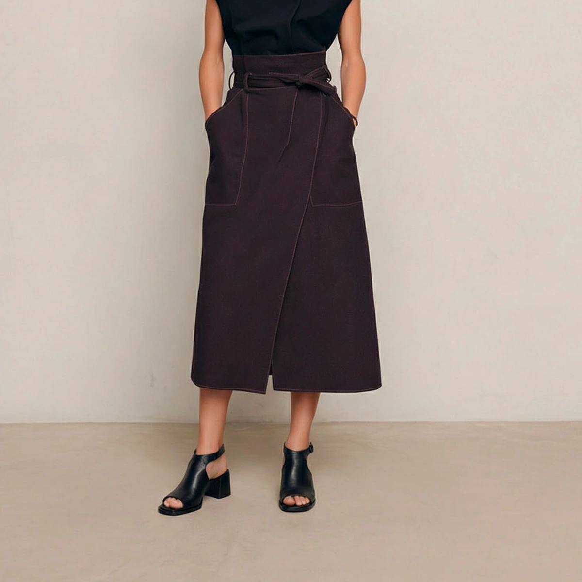 Heeled sandals with an open back in black leather | BENITA