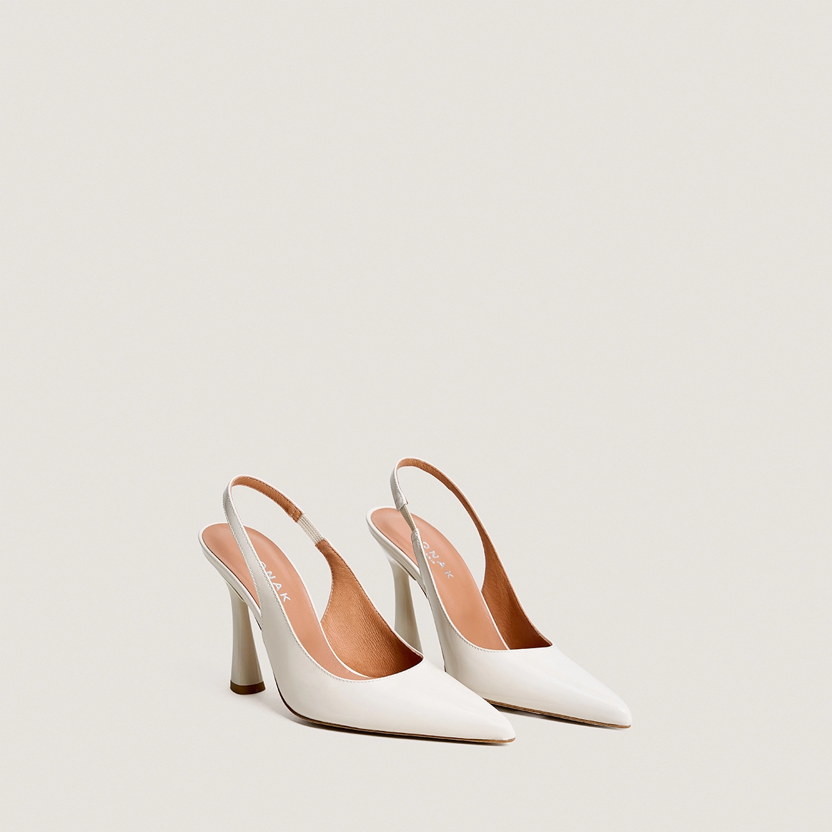 Pointed-toe slingback pumps in ecru patent leather | DRESSY