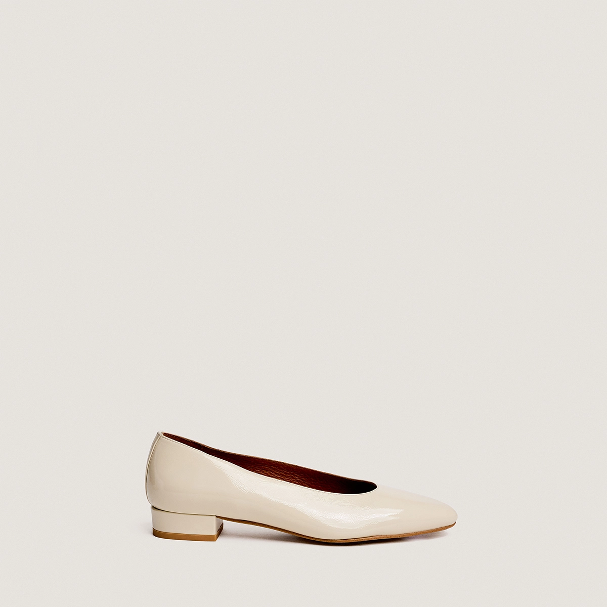 Oval-toe ballet flats in ecru pleated patent leather | DUA