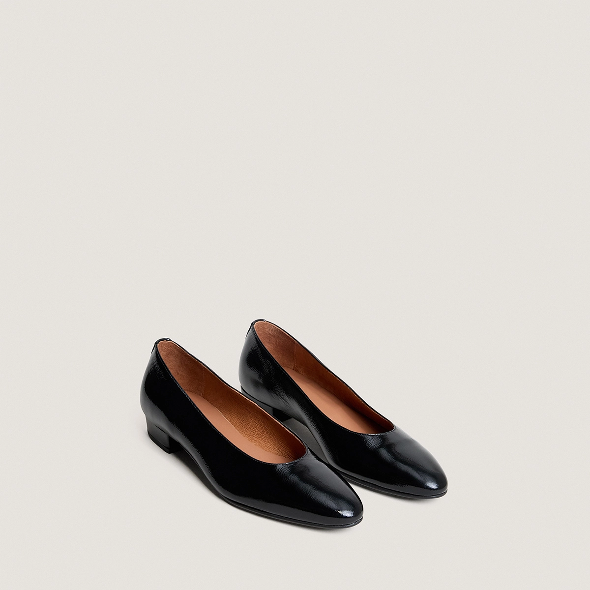 Oval-toe ballet flats in black pleated patent leather | DUA