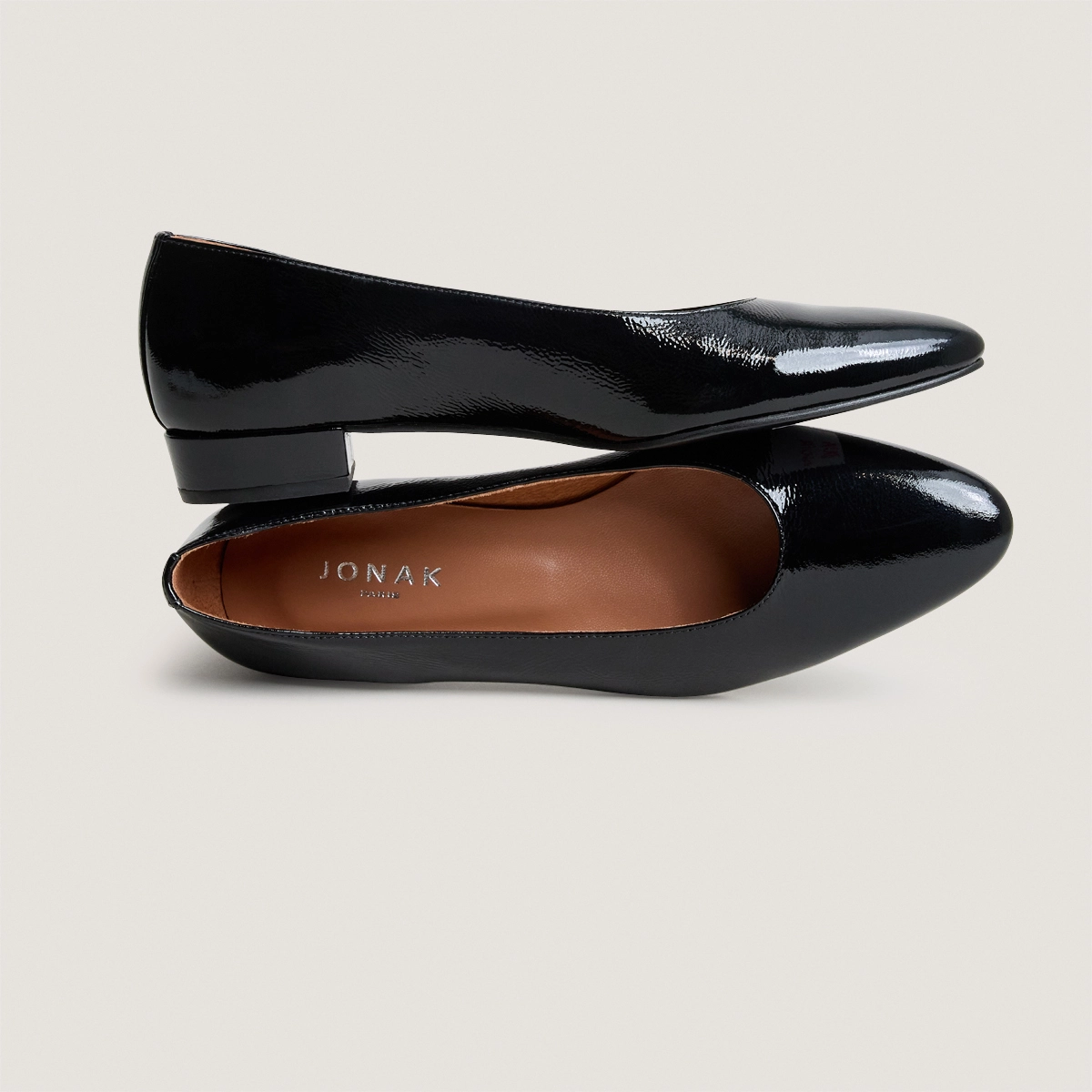 Oval-toe ballet flats in black pleated patent leather | DUA
