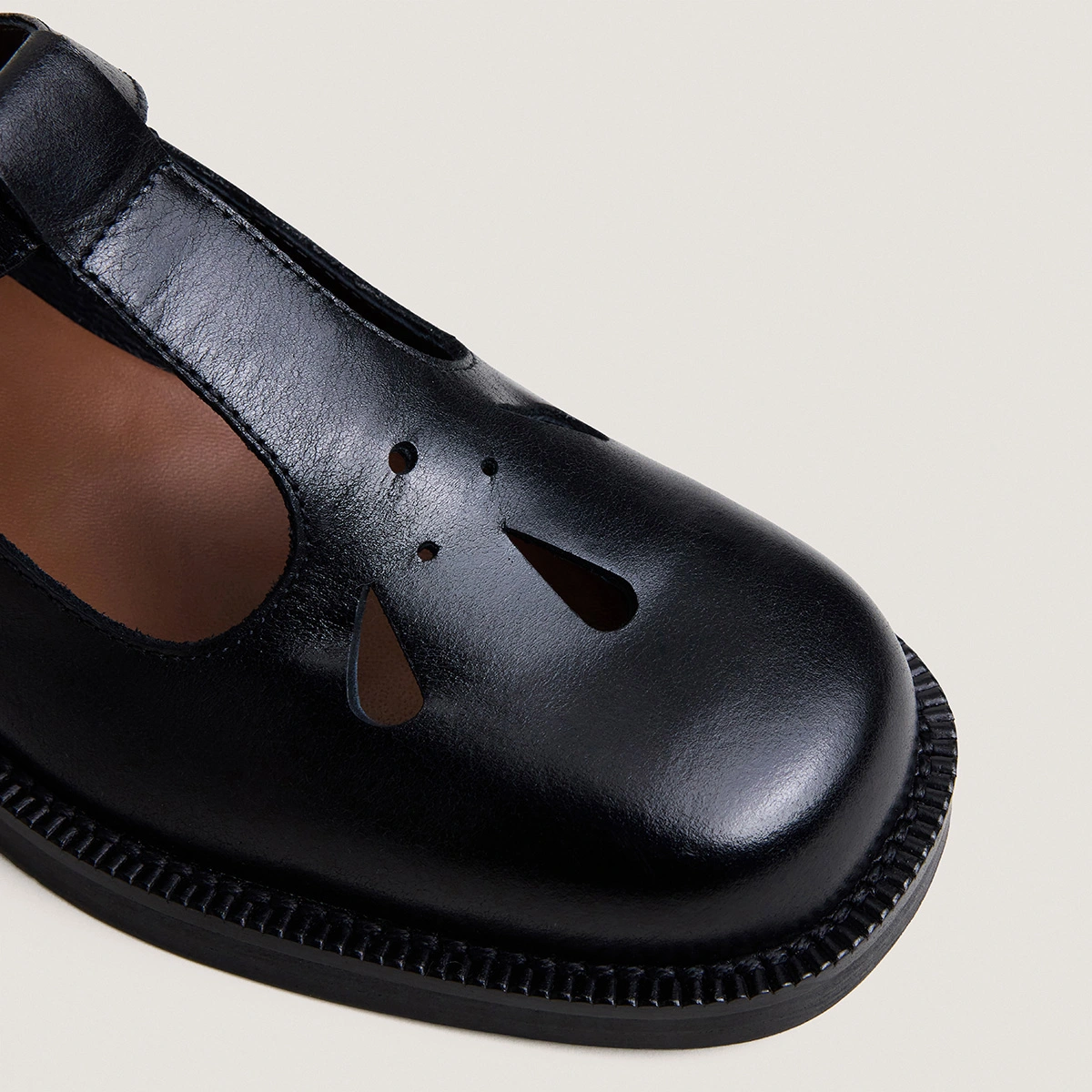 Adjustable-buckle ballet flats in black leather | DUSK
