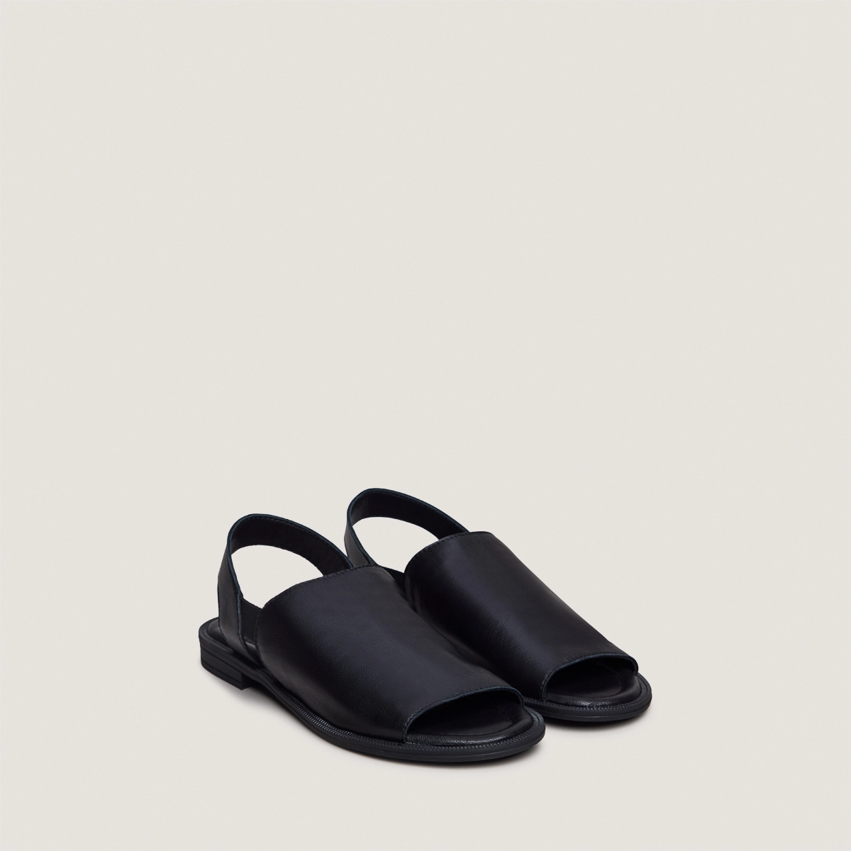Elastic-strap sandals in black leather | JESS